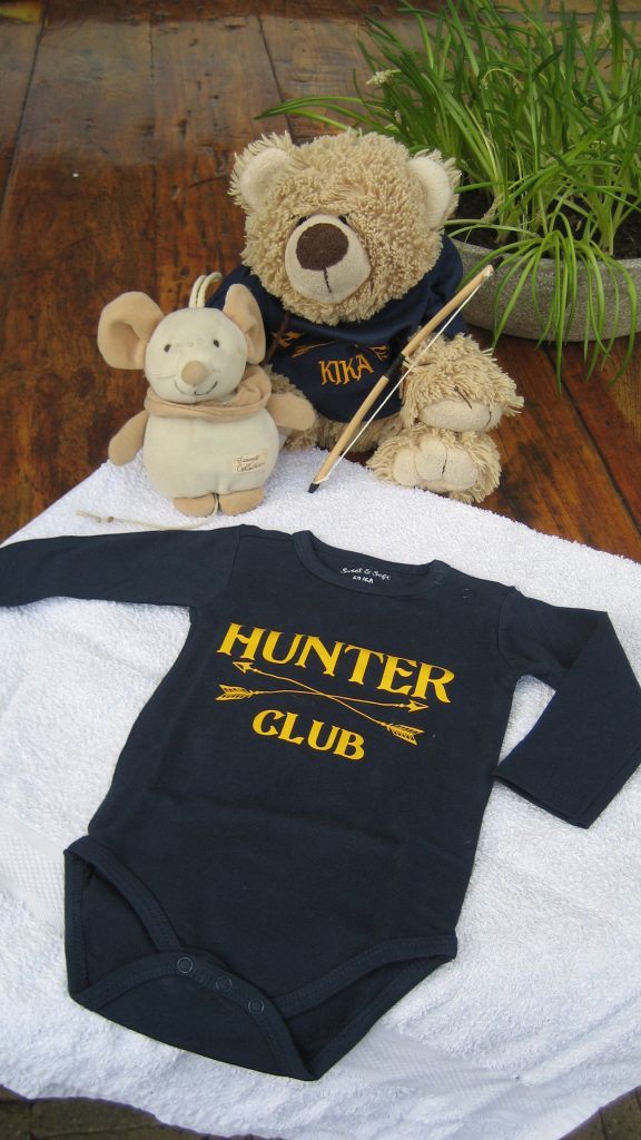 Het Hunterclub rompertje. een leuk geboortecadeau voor kersverse ouders die aan handboogschieten doen.
